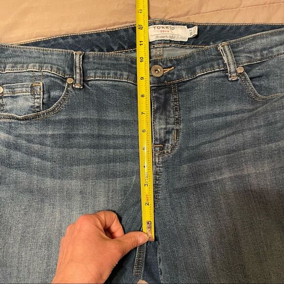 Torrid Women's Blue Denim TALL Cropped Ankle Jeans Fringe Hem Mid Rise Size 16T - Picture 9 of 10